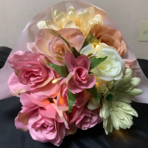 ダイソーの造花で作った花束